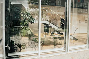 Blick durch ein großes Fenster in den Coworking Space in Kiel.