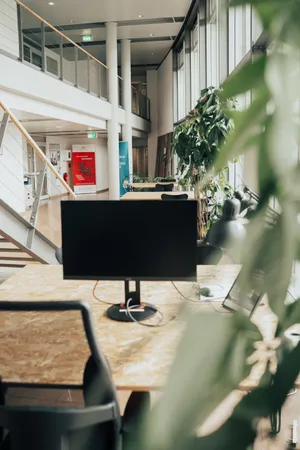 Ein Computer Bildschirm steht auf einem Tisch