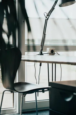 Foto eines Schreibtisches mit Sitzplatz und Lampe