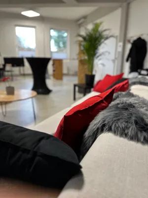 Nahaufnahme des Sofas mit mehreren Kissen.