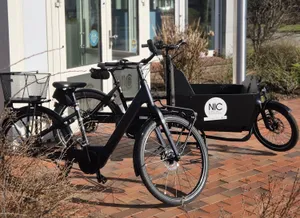 zwei schwarze Lastenräder stehen vor dem Gründerzentrum in Niebüll