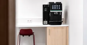 Moderner Kaffeevollautomat in kleiner Küche