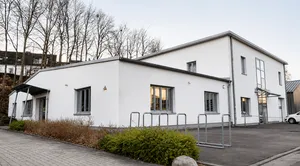 helles, flaches Bürogebäude