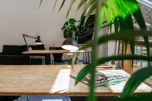 Blick über einen Schreibtisch auf einen anderen Schreibtisch, der in der Nähe steht