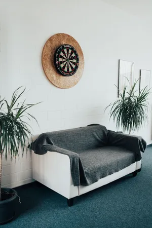 Eine Dartscheibe und ein Sofa