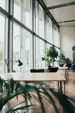 Ein Arbeitsplatz neben einer großen Fensterfront